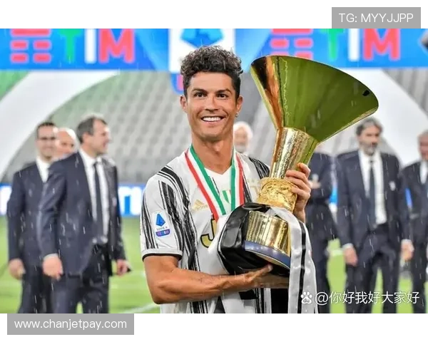 C罗昔日尤文队友工地打拼走红25岁因伤退役成励志典范